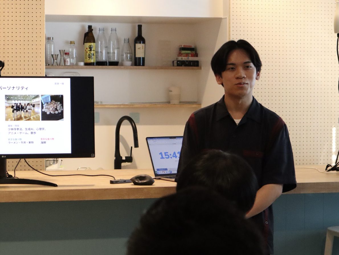 自己紹介スライドを背に決意表明をする内定者