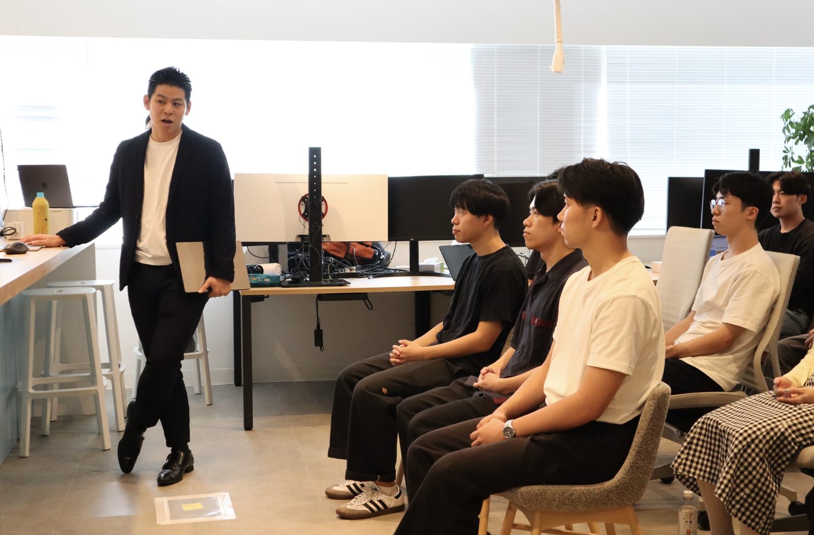 内定者に向けてキャリア戦略を語る代表・角田